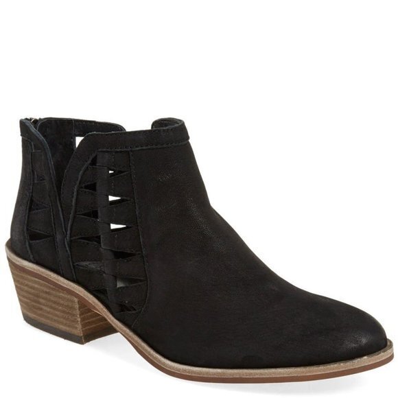 VINCE‎ CAMUTO Peera Cutout Bootie Ankle Boots Back zip closure Womens Size 9M - Picture 1 of 11